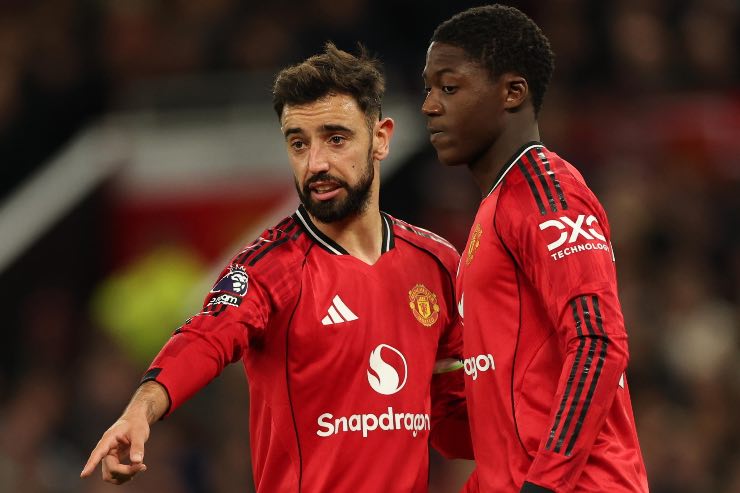 Kobbie Mainoo nella gara di Premier League