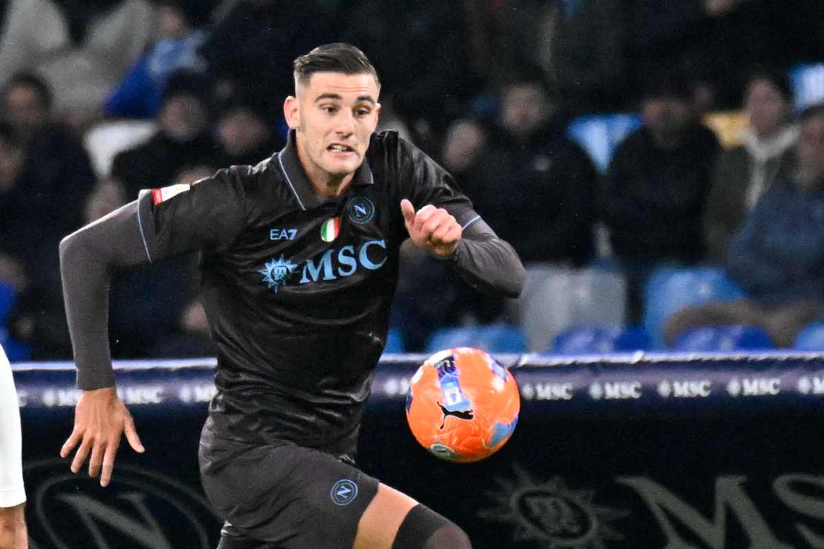 Lorenzo Lucca in azione con la maglia del Napoli durante una partita di Coppa Italia allo stadio Diego Armando Maradona