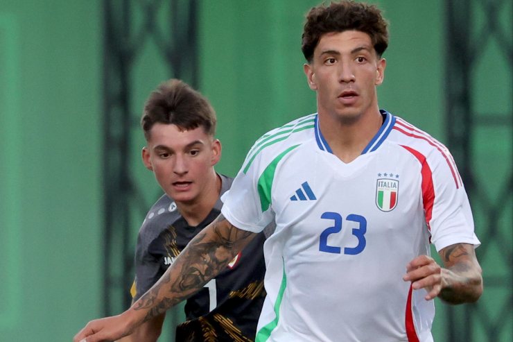Luca Marianucci in campo con la maglia dell'Italia Under-21