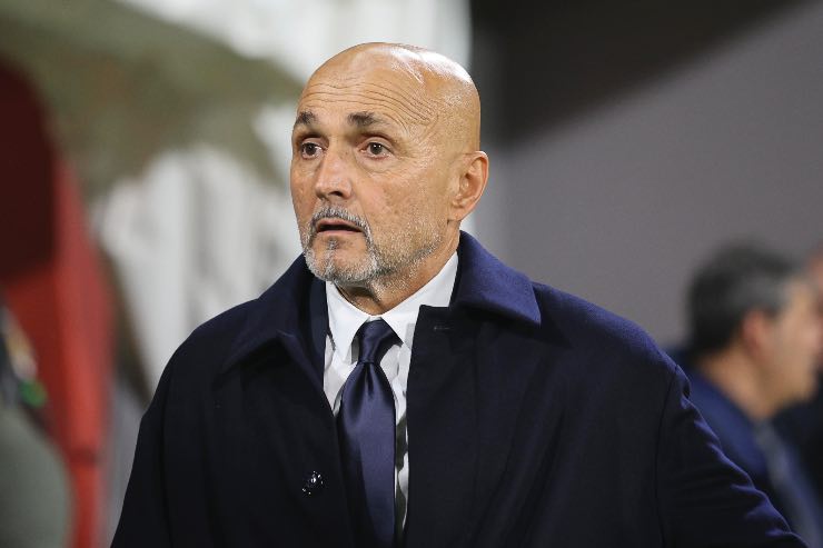 Spalletti perplesso mentre guarda la sua Juventus dalla panchina nel 2025.