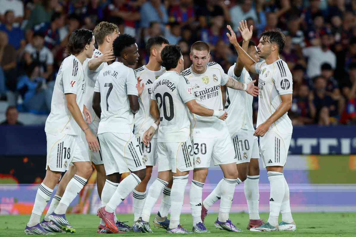 Il Real Madrid esulta in gruppo