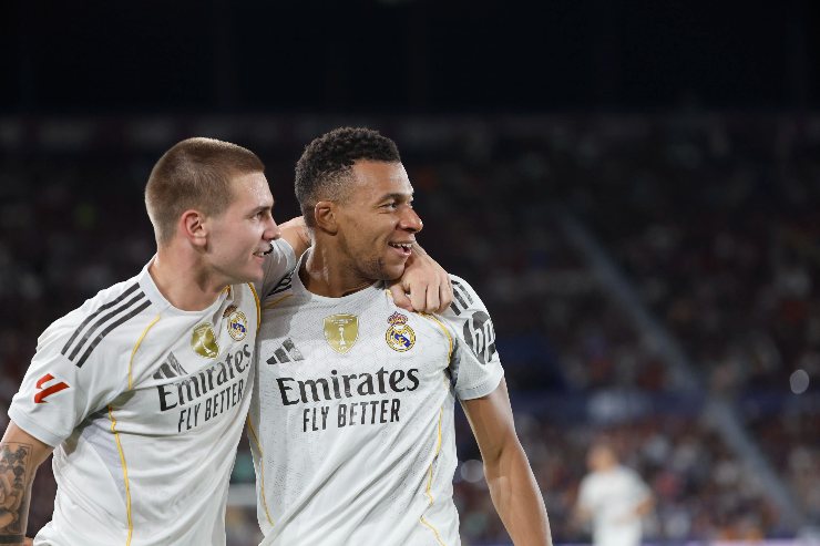 Mastantuono abbraccia Mbappe