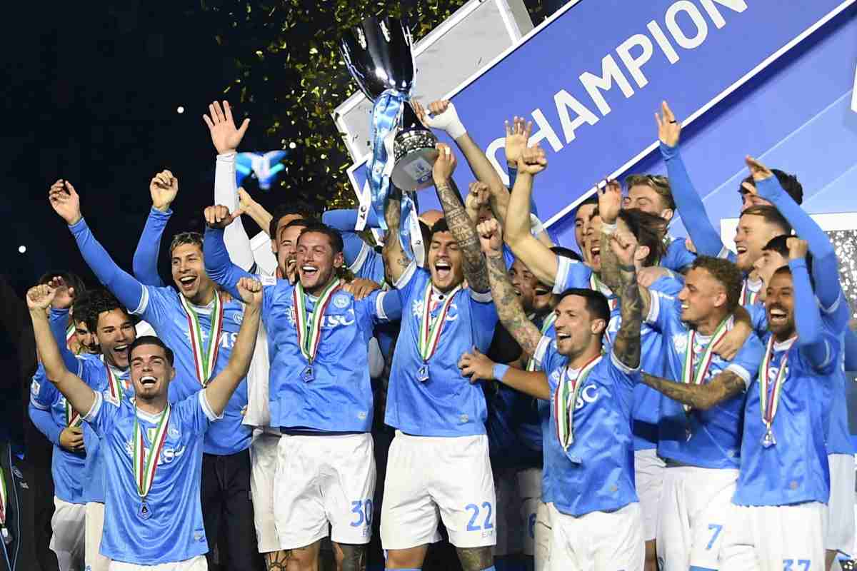 Giocatori del Napoli con la Supercoppa italiana