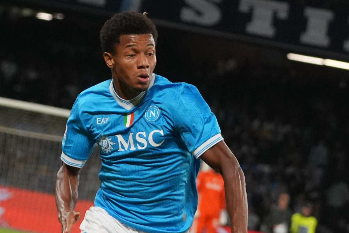David Neres, attaccante del Napoli, durante una partita allo Stadio Diego Armando Maradona nella stagione 2025/26.