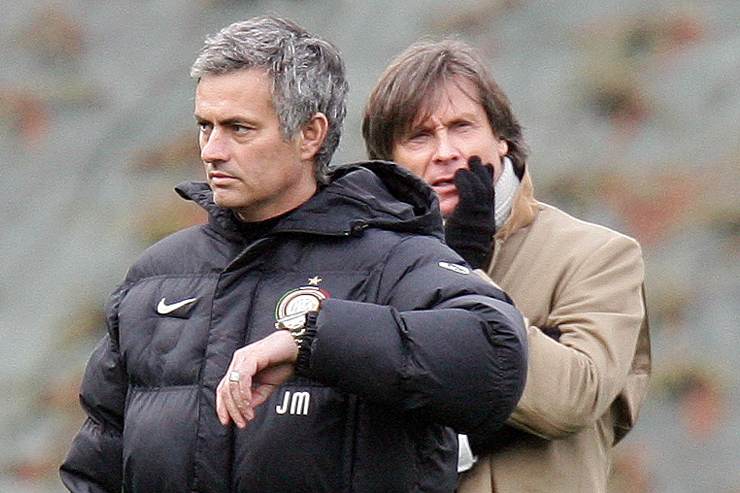 L'allenatore portoghese dell'Inter, Jose' Mourinho (S), con Gabriele Oriali durante l'allenamento della squadra in una immagine del 23 febbraio 2010