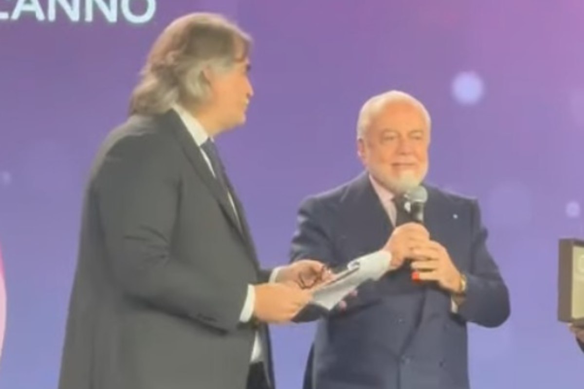 De Laurentiis riceve il premio e si lascia andare a un divertente scambio di battute con Pierluigi Pardo