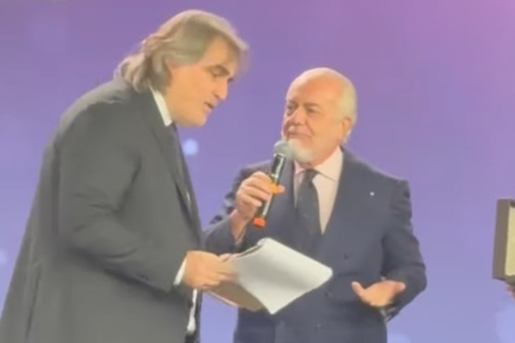 Aurelio De Laurentiis premiato durante un evento di Gazzetta scherza con Pierluigi Pardo