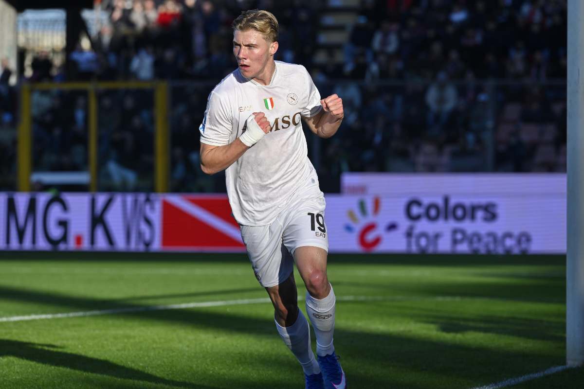 Rasmus Højlund esulta con la maglia del Napoli