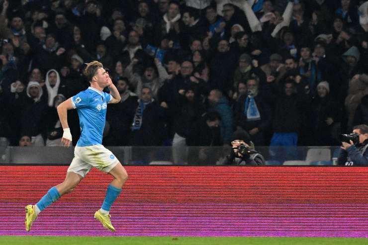 Rasmus Højlund corre verso i propri tifosi