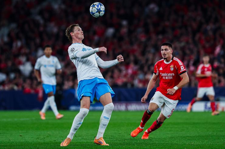 Scott McTominay e Franjo Ivanovic a duello nel corso del match di Champions League tra Benfica e Napoli