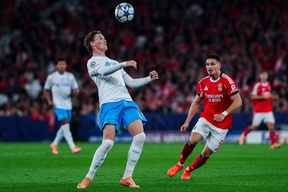 Scott McTominay e Franjo Ivanovic a duello nel corso del match di Champions League tra Benfica e Napoli