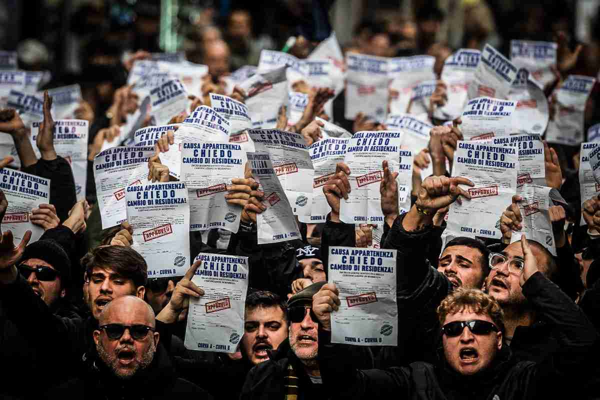 I tifosi del Napoli protestano contro il divieto per i residenti di seguire la squadra in diverse trasferte