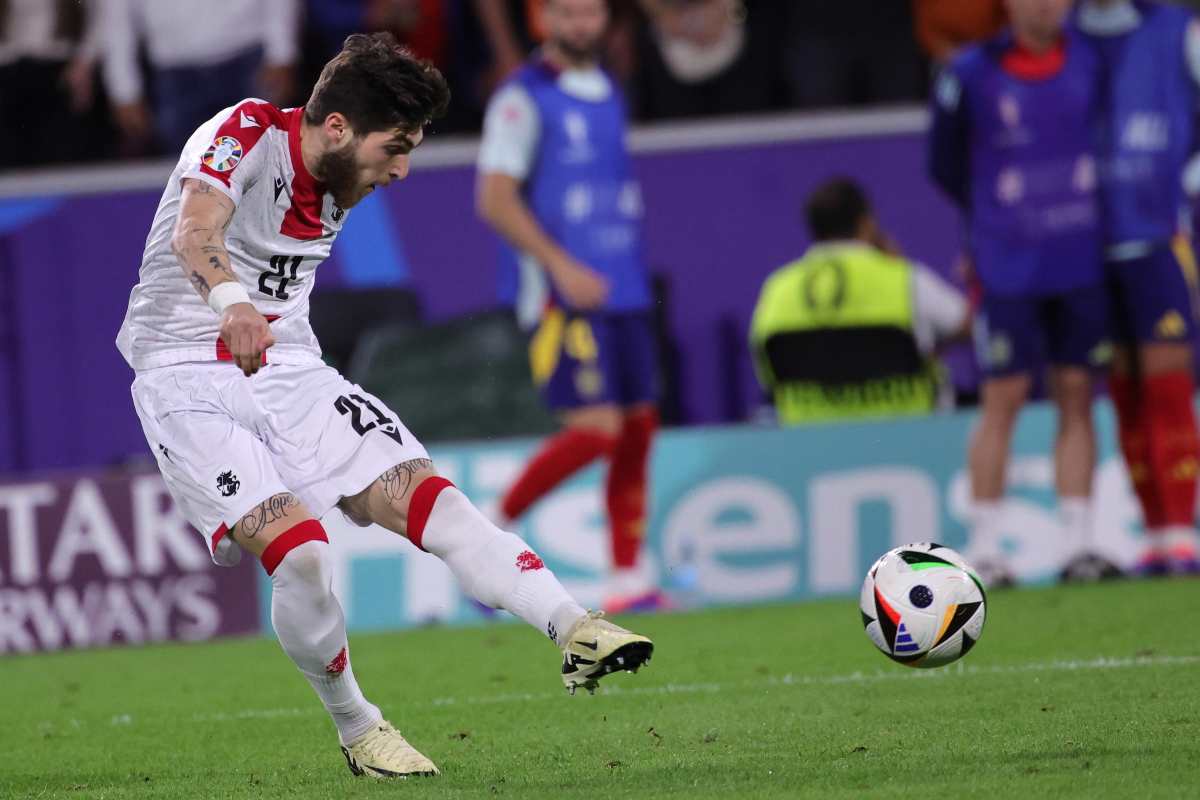 Tsitaishvili calcia il pallone