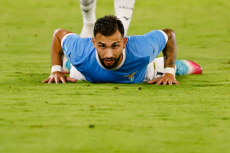 Valentin Castellanos in campo con la maglia della Lazio durante una partita di campionato allo stadio Olimpico