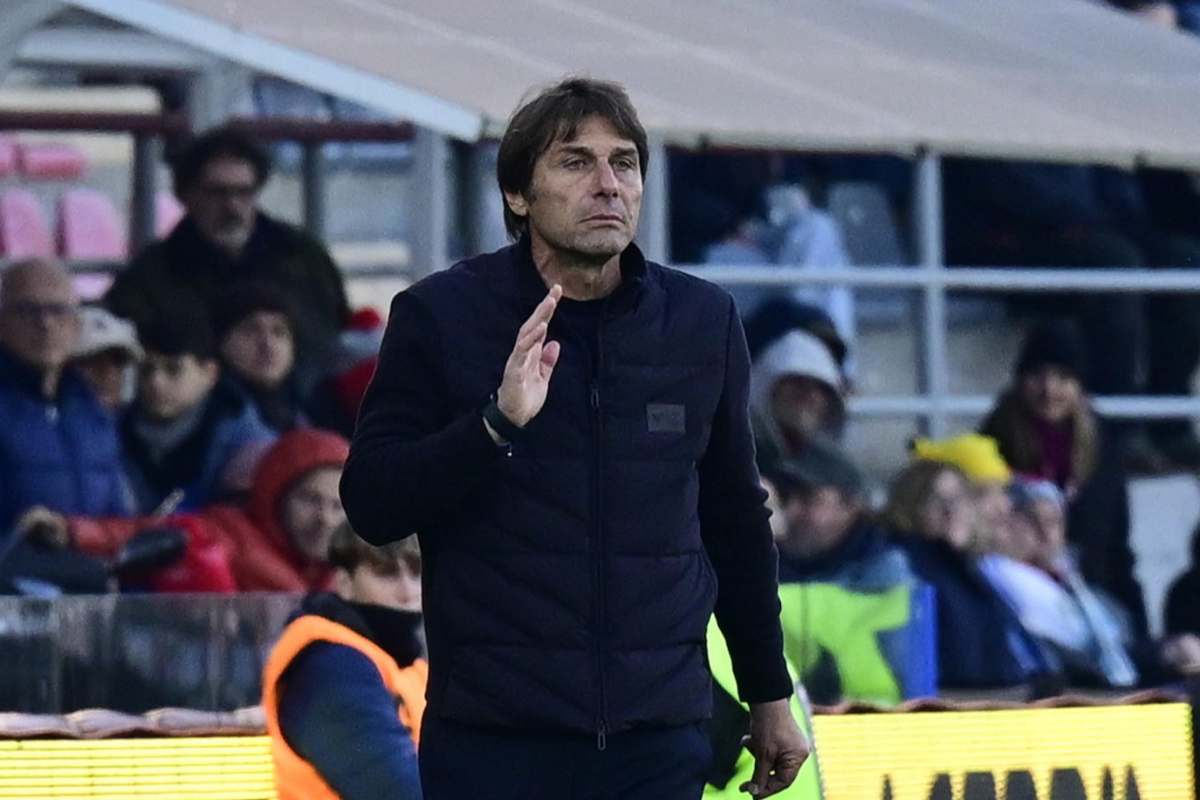 Conte in panchina durante la partita del Napoli contro la Cremonese