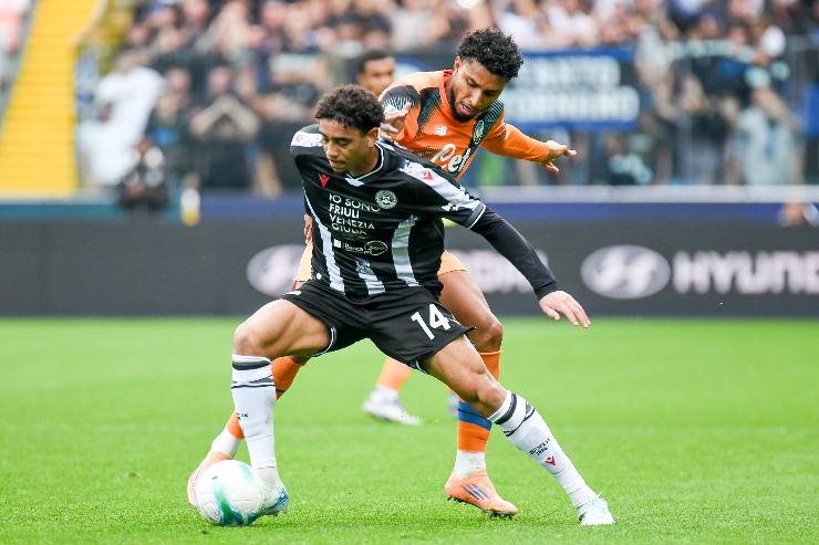 Atta dell’Udinese protegge il pallone durante la partita di Serie A 2025/2026 contro l’Atalanta.