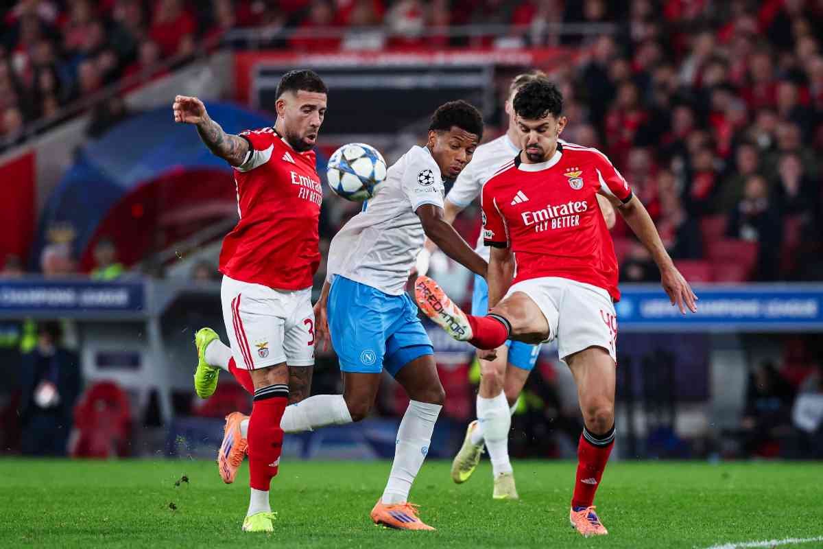 David Neres in azione allo stadio Da Luz durante una partita di Champions League tra Benfica e Napoli