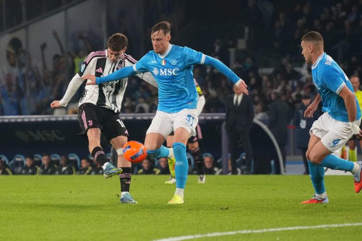 Sam Beukema a contrasto con Yildiz nella gara fra Napoli e Juve