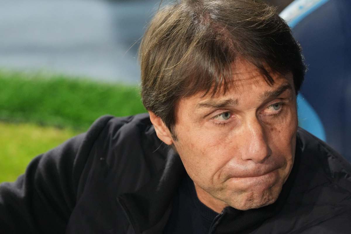 Antonio Conte seduto in panchina. Beukema