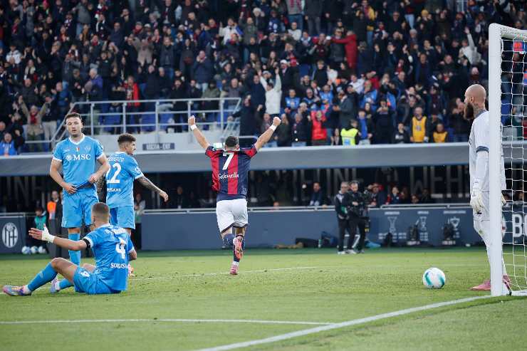 Il Bologna esulta al gol contro il Napoli