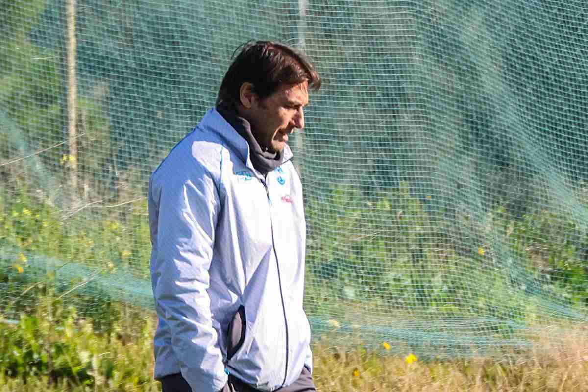 Conte dirige un allenamento del Napoli prima della partita di Champions League