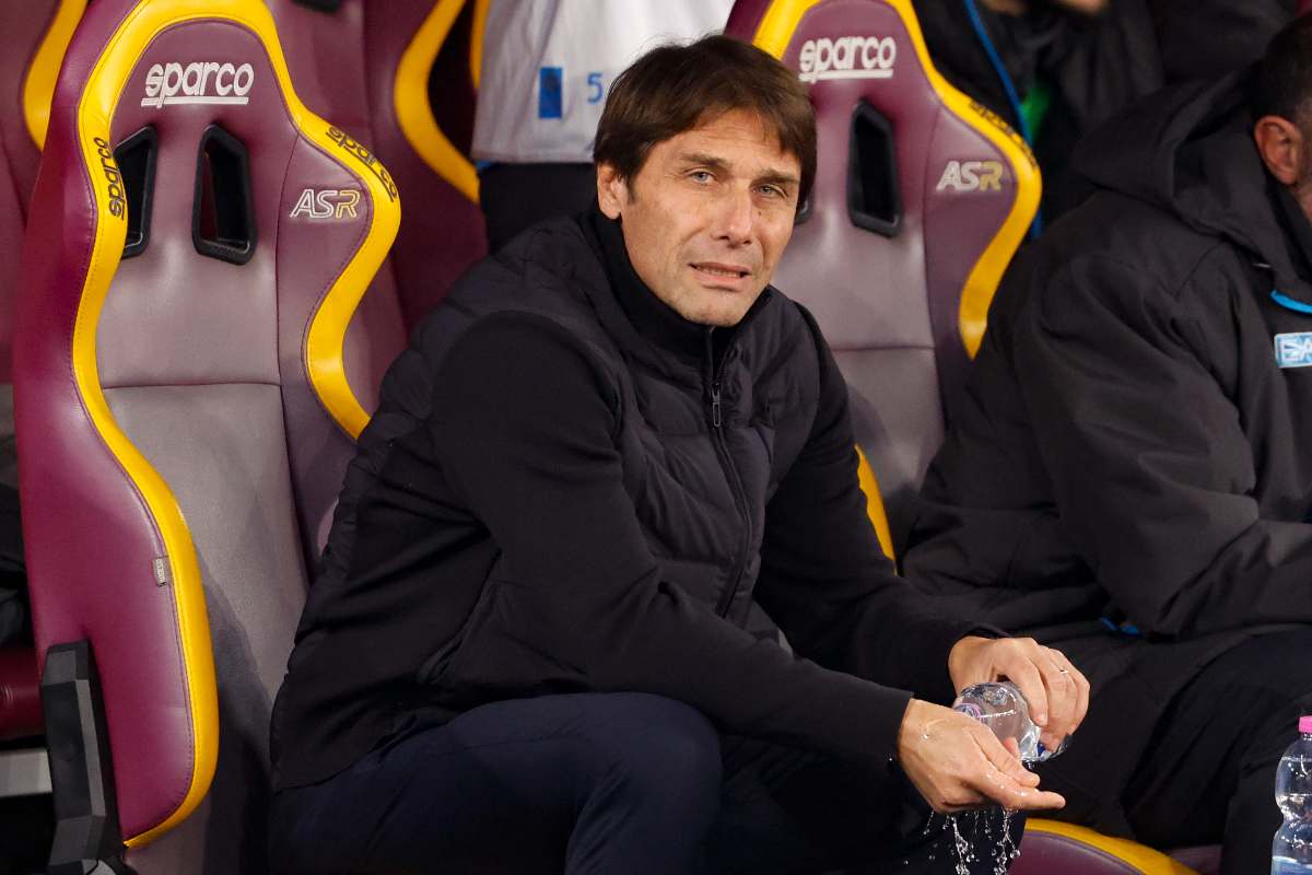 Antonio Conte osserva concentrato la partita Roma-Napoli dalla panchina, 2025.