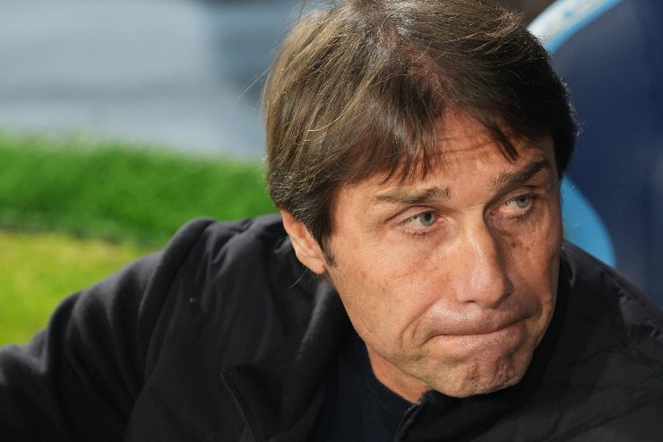 Antonio Conte seduto in panchina durante una partita al Maradona (2025).