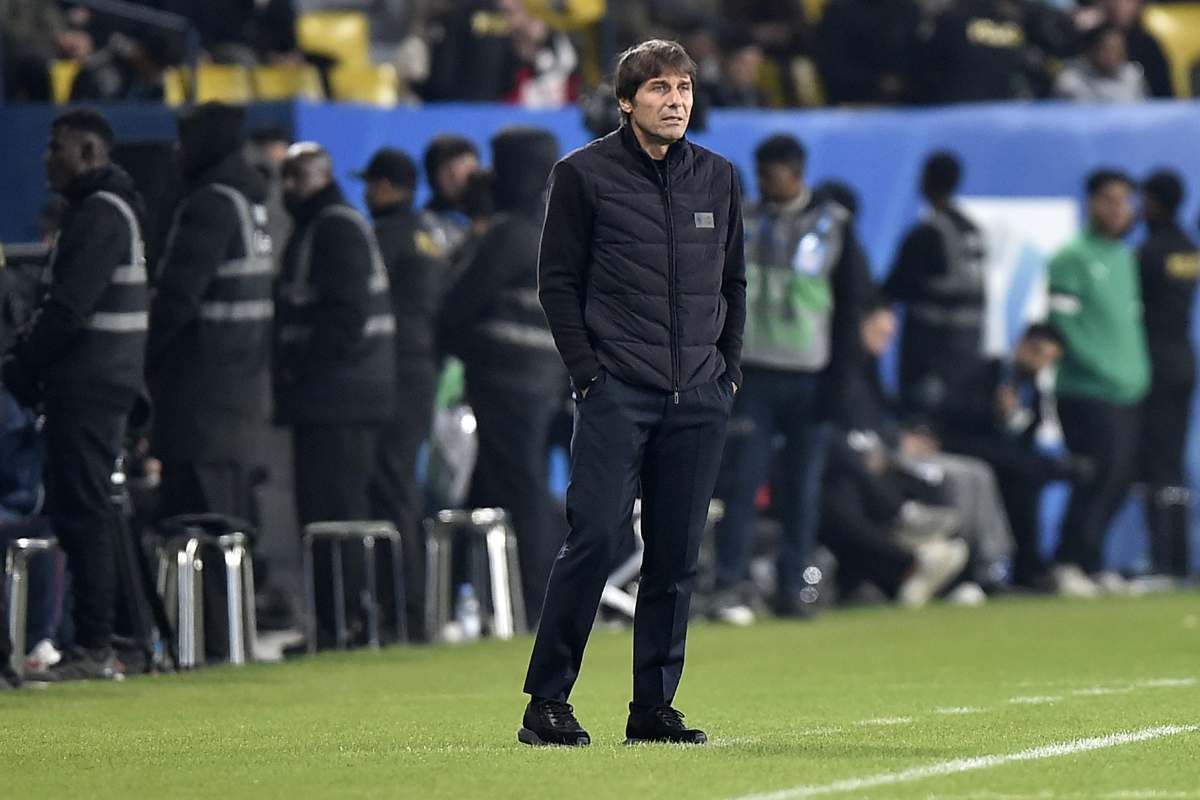 Conte in panchina durante la finale di Supercoppa del Napoli