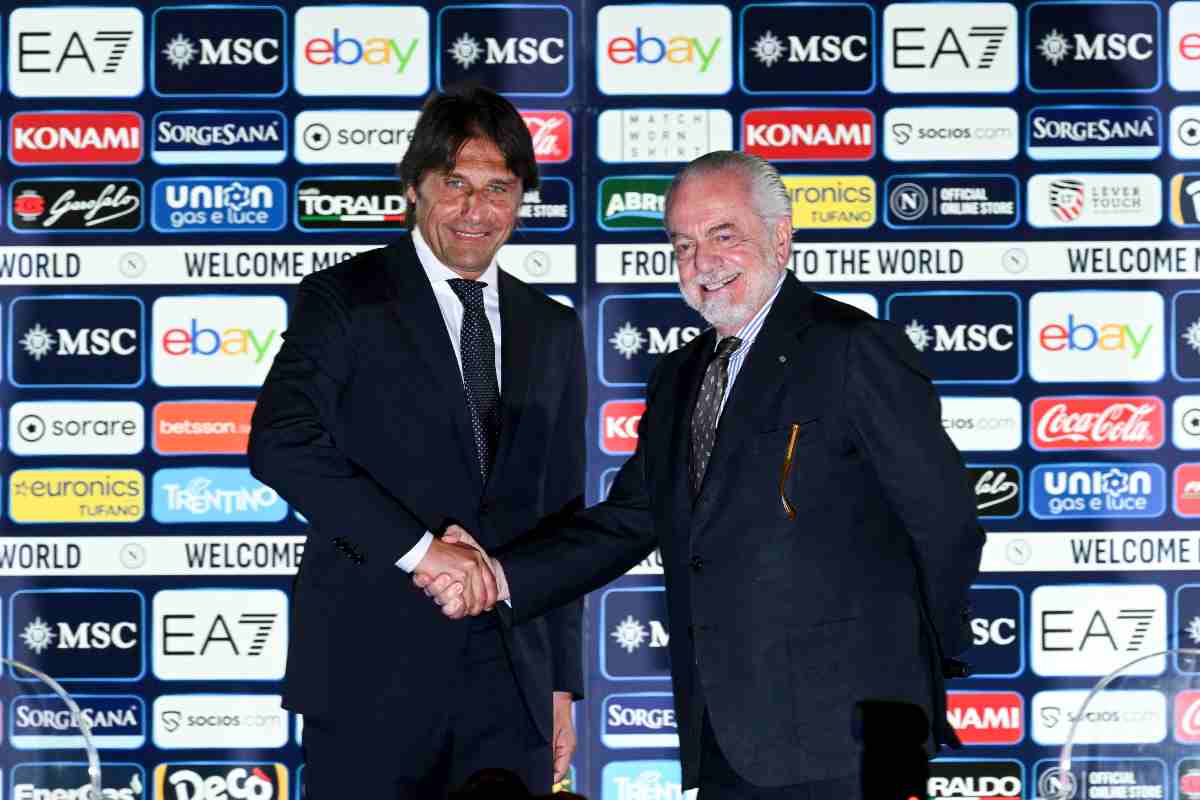 Il presidente del Napoli Aurelio De Laurentiis stringe la mano ad Antonio Conte