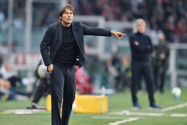 Antonio Conte, allenatore del Napoli, dà indicazioni durante una partita (2025).