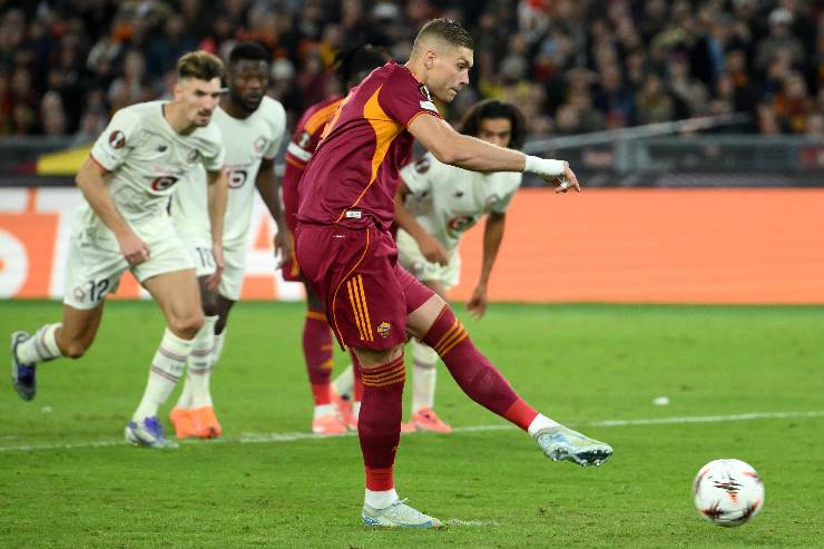 Dovyk calcia un rigore con la Roma