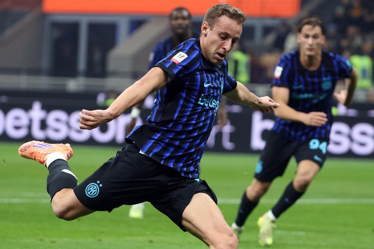 Frattesi calcia un pallone durante una partita dell'Inter