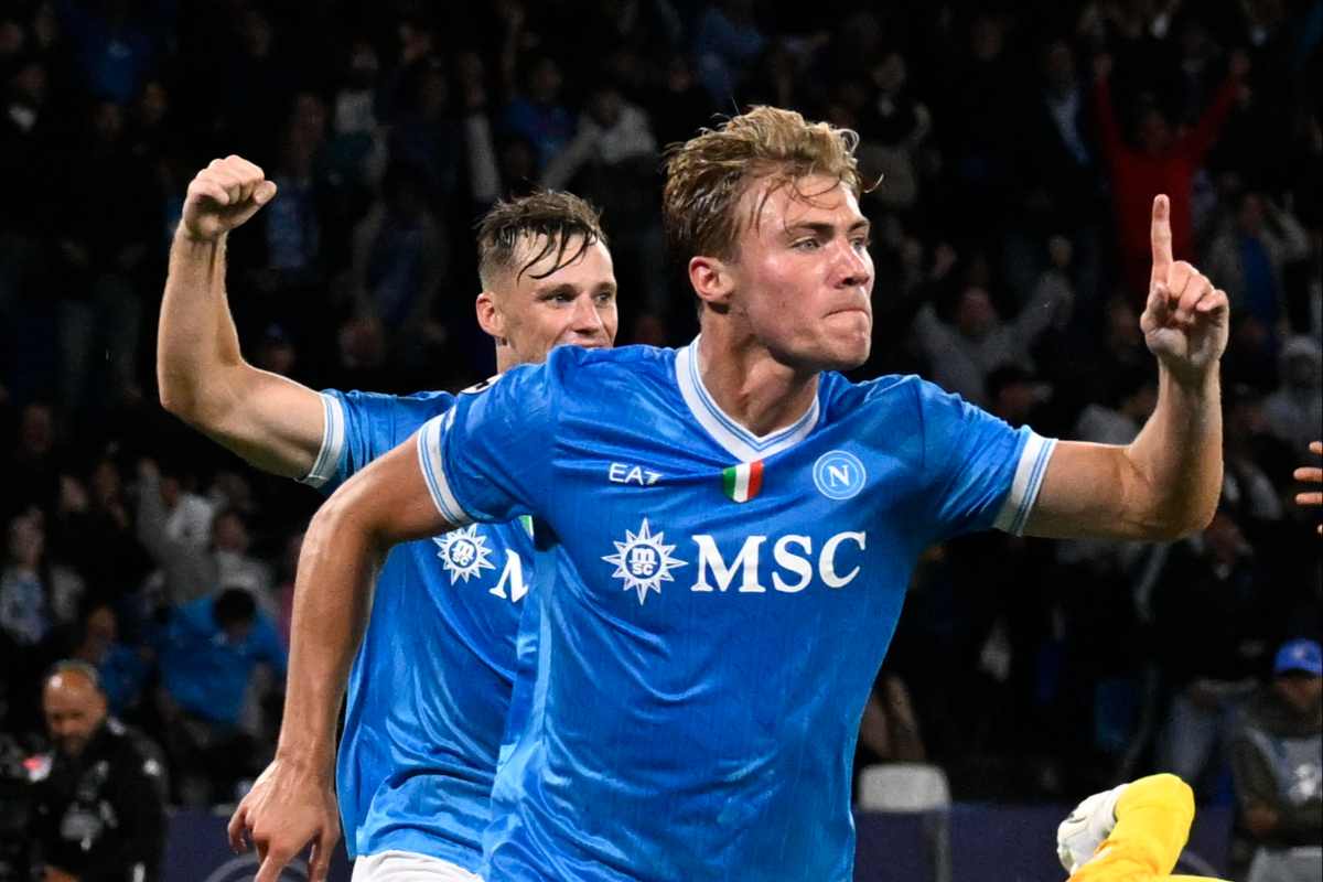 Rasmus Hojlund esulta dopo un gol segnato con il Napoli