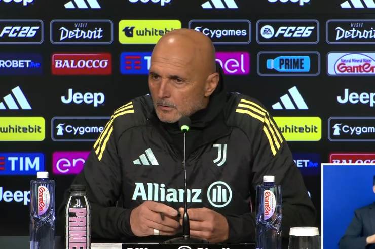 Luciano Spalletti risponde alle domande dei giornalisti nella conferenza stampa della Juventus durante la stagione di Serie A 2025.