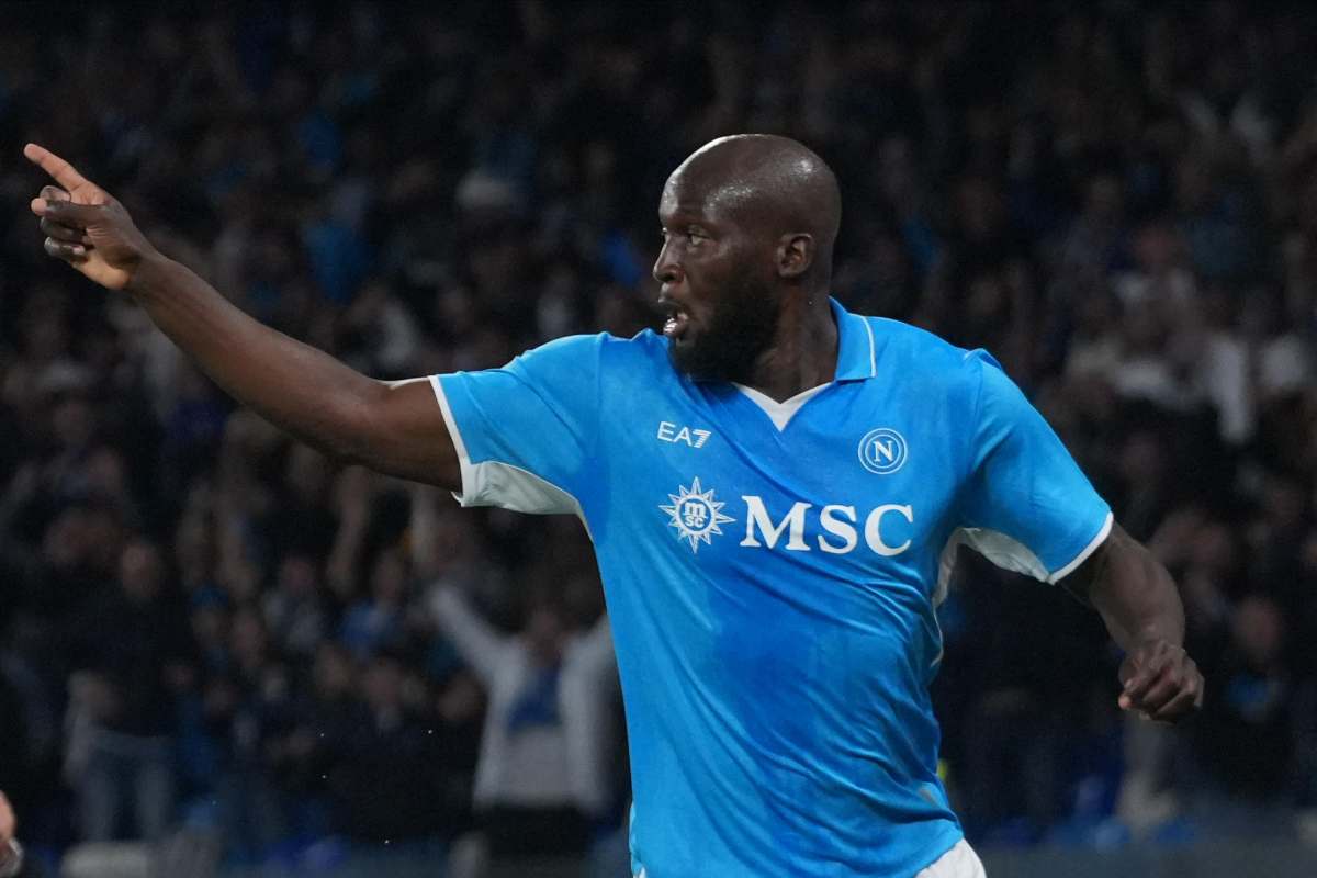 Romelu Lukaku del Napoli esulta dopo un gol segnato nella stagione 2024/2025 allo stadio Diego Armando Maradona.