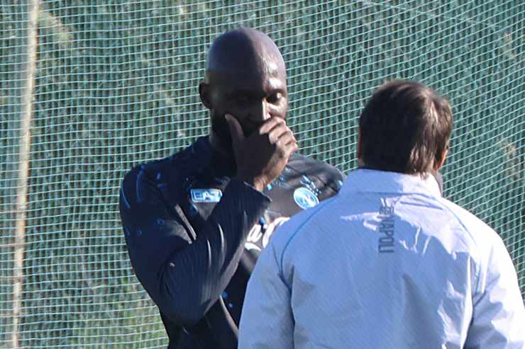 Lukaku parla con Conte durante un allenamento del Napoli