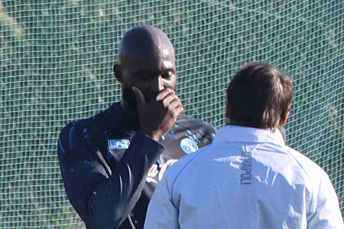 Lukaku parla con Conte durante un allenamento del Napoli