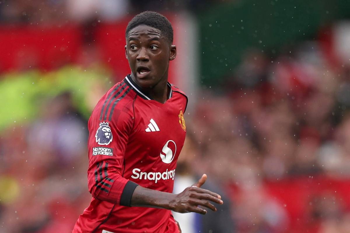 Kobbie Mainoo corre in una partita del Manchester United