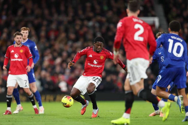 Kobbie Mainoo del Manchester United controlla il pallone nella partita di Premier League 2025 contro l’Everton.