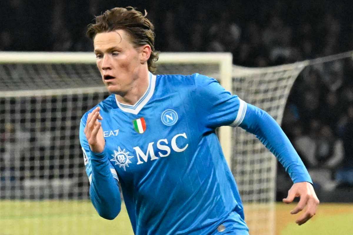 McTominay corre durante la partita del Napoli