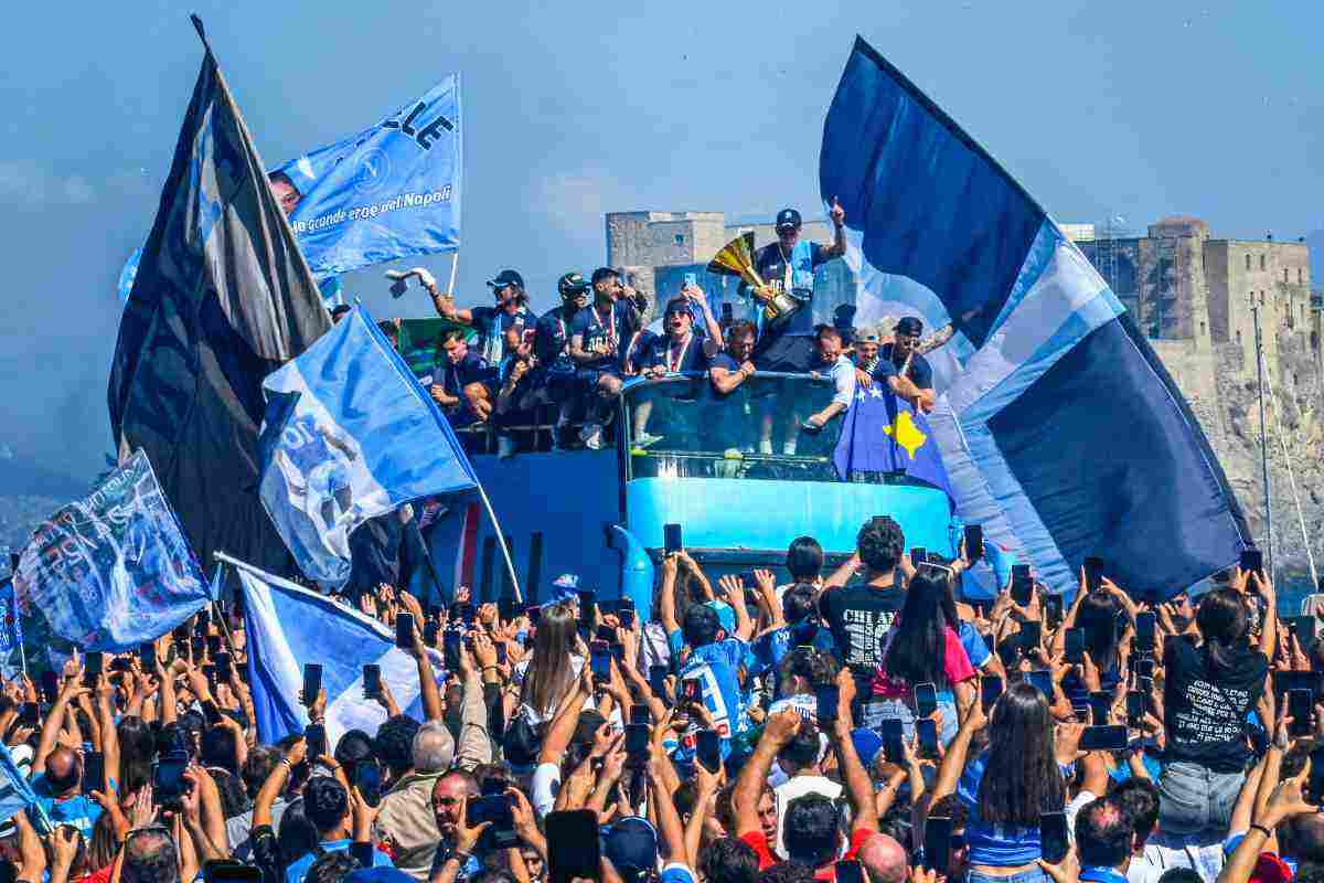 Il bus scoperto del Napoli per festeggiare lo Scudetto sul lungomare