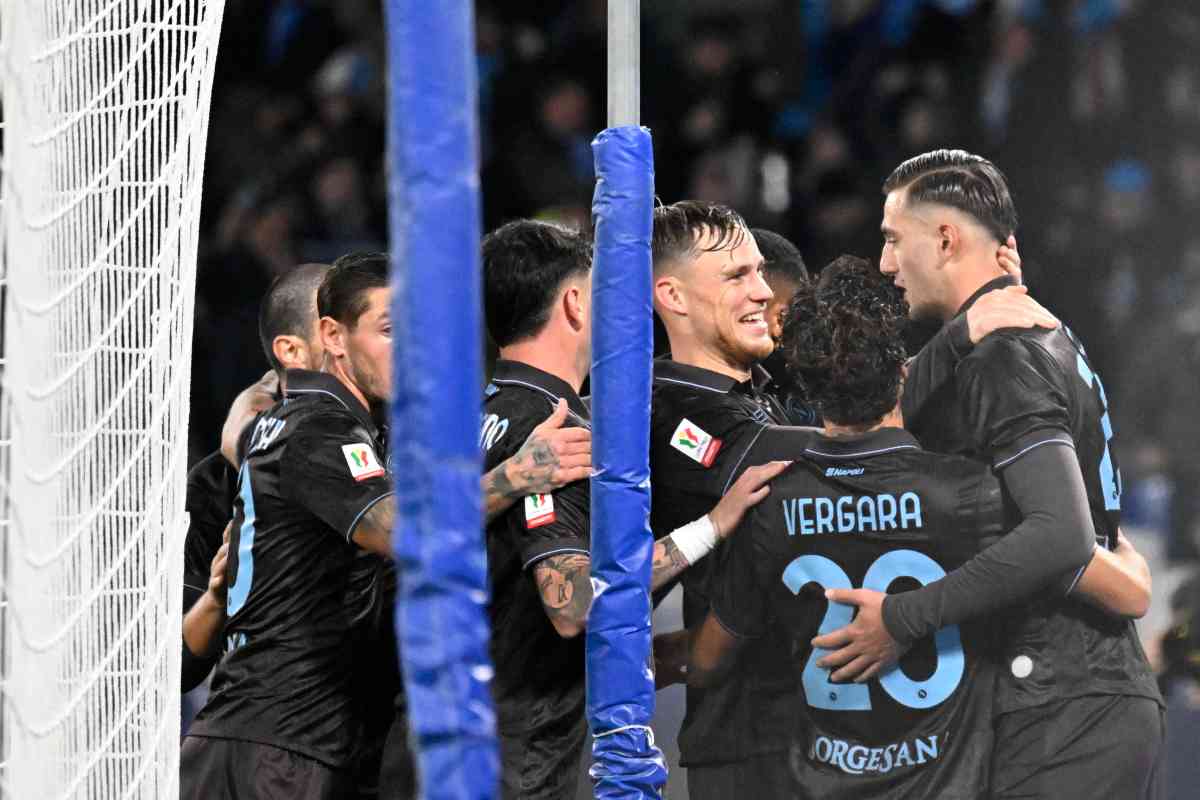 I giocatori del Napoli si abbracciano dopo il gol di Lucca al Cagliari