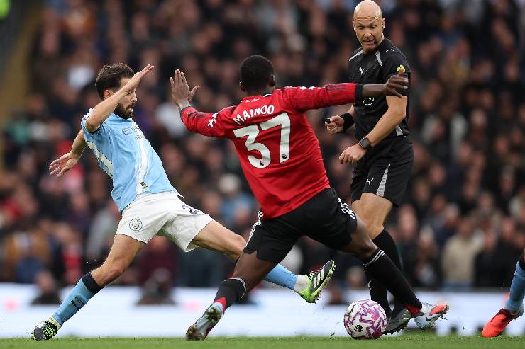 Kobbie Mainoo in campo contro il Manchester City