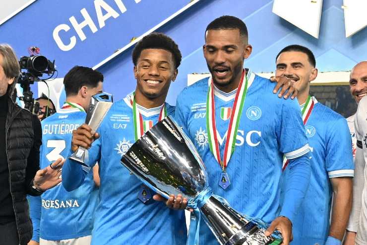 Neres e Juan Jesus esultano con la coppa in mano