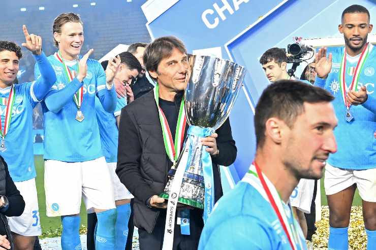 Antonio Conte con la Supercoppa Italiana