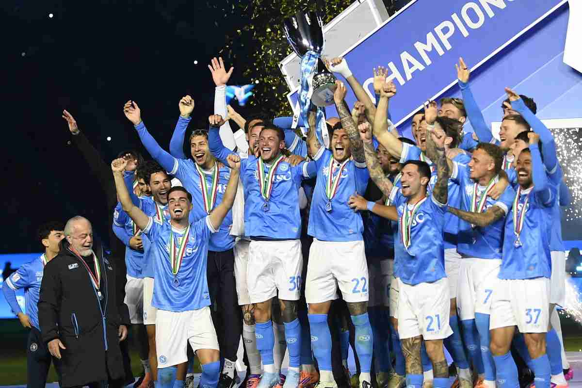 I giocatori del Napoli sollevano la Supercoppa Italiana a Ryiadh
