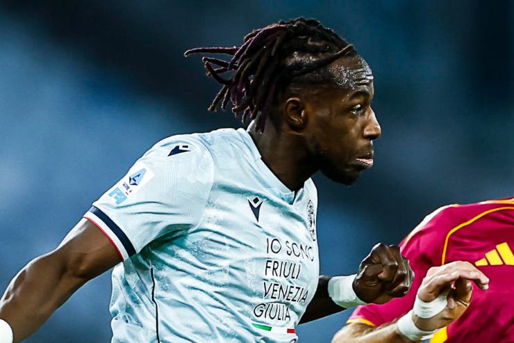 Il difensore dell'Udinese Zemura in campo per una gara di Serie A