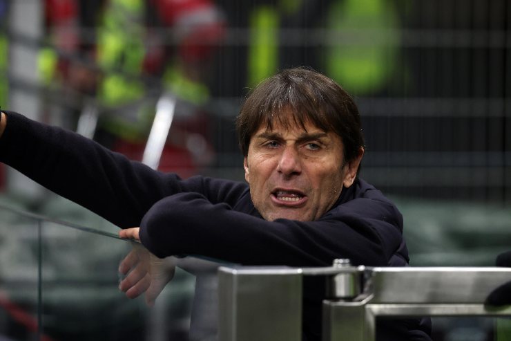 Antonio Conte a bordocampo dopo il cartellino rosso ricevuto