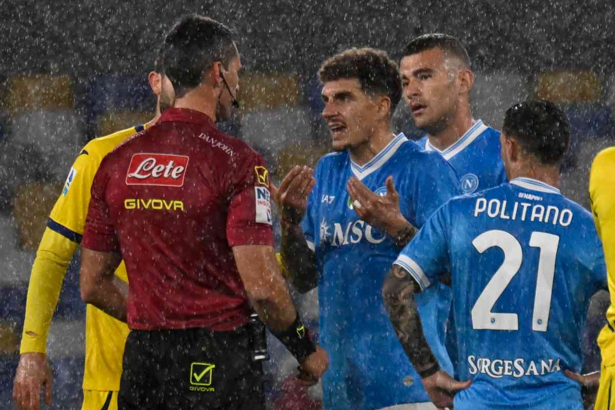 Di Lorenzo parla con l'arbitro Marchetti