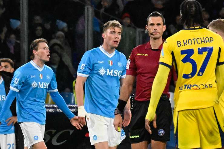 Calciatori del Napoli e arbitro Marchetti
